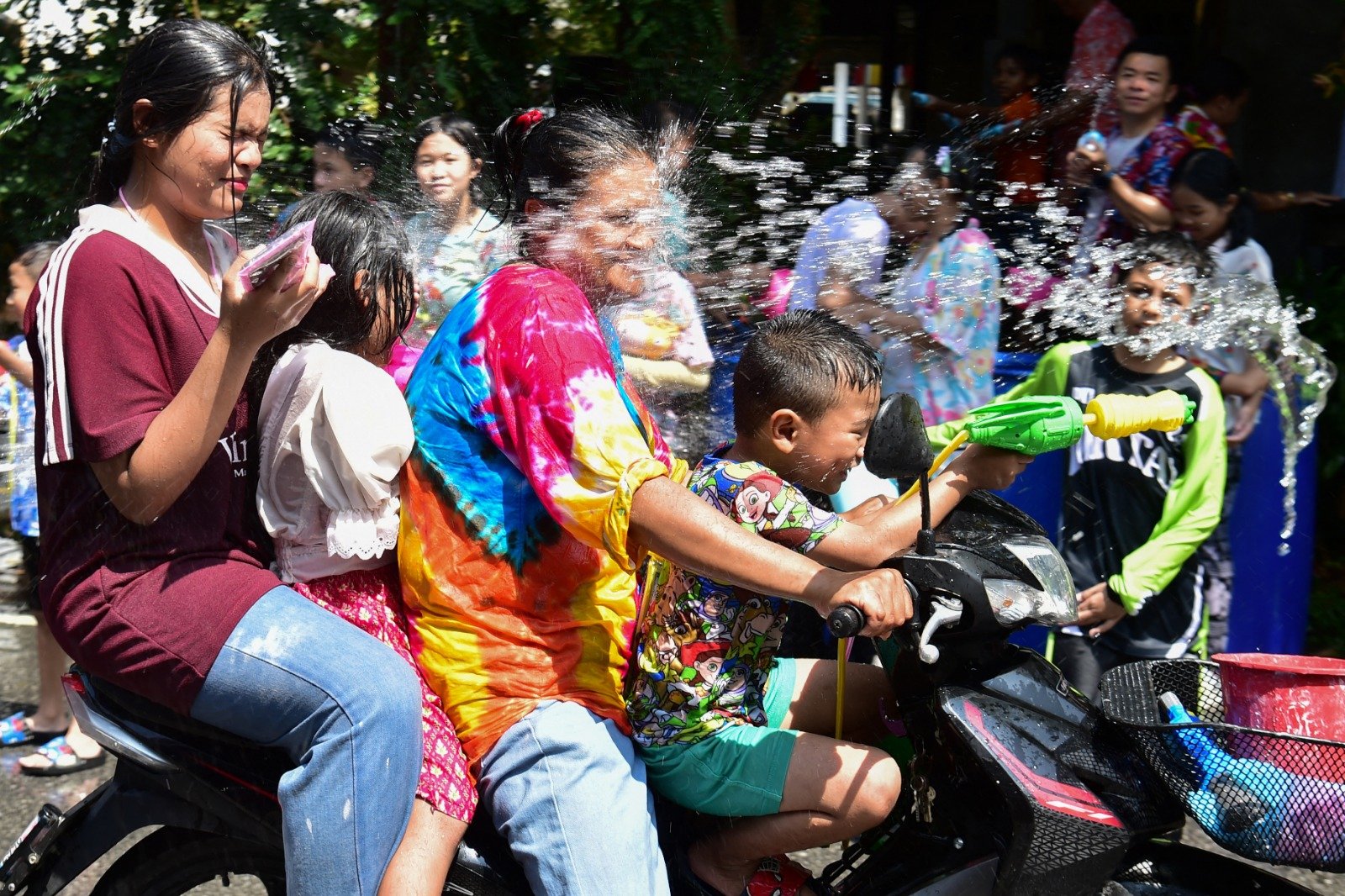 4月13日泰国泼水节第一天，南部陶公府的民众参加水战狂欢。（图取自法新社）