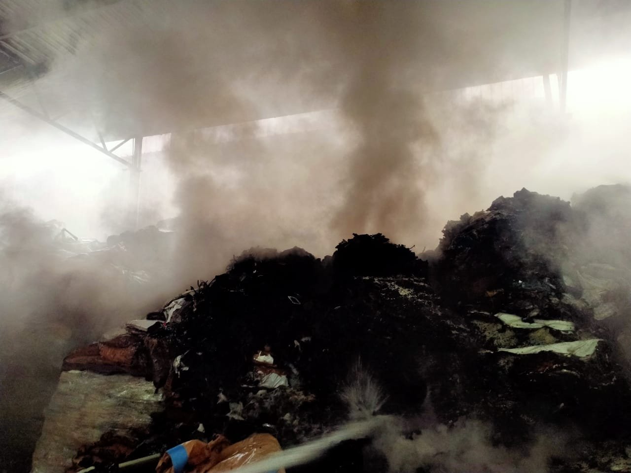 高渊武吉班卓区一家塑料回收工厂仓库失火，冒出滚滚浓烟。