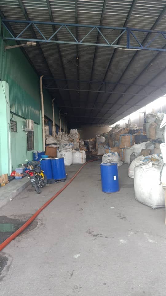 塑料回收厂内堆满许多废弃塑料品。