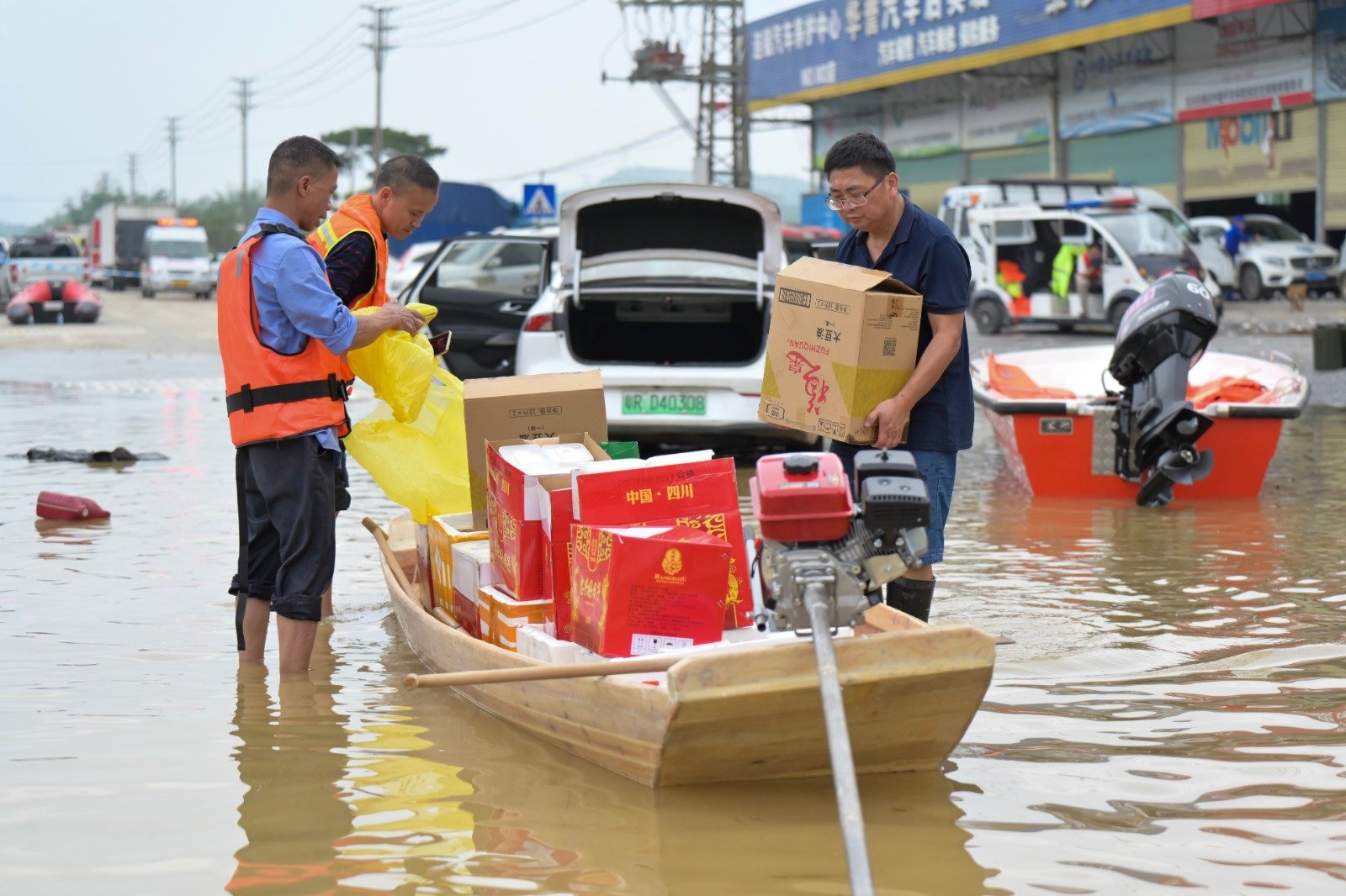 广东省清远市英德市，救援人员周一搬运物资前往浛洸镇。（图取自中新社）