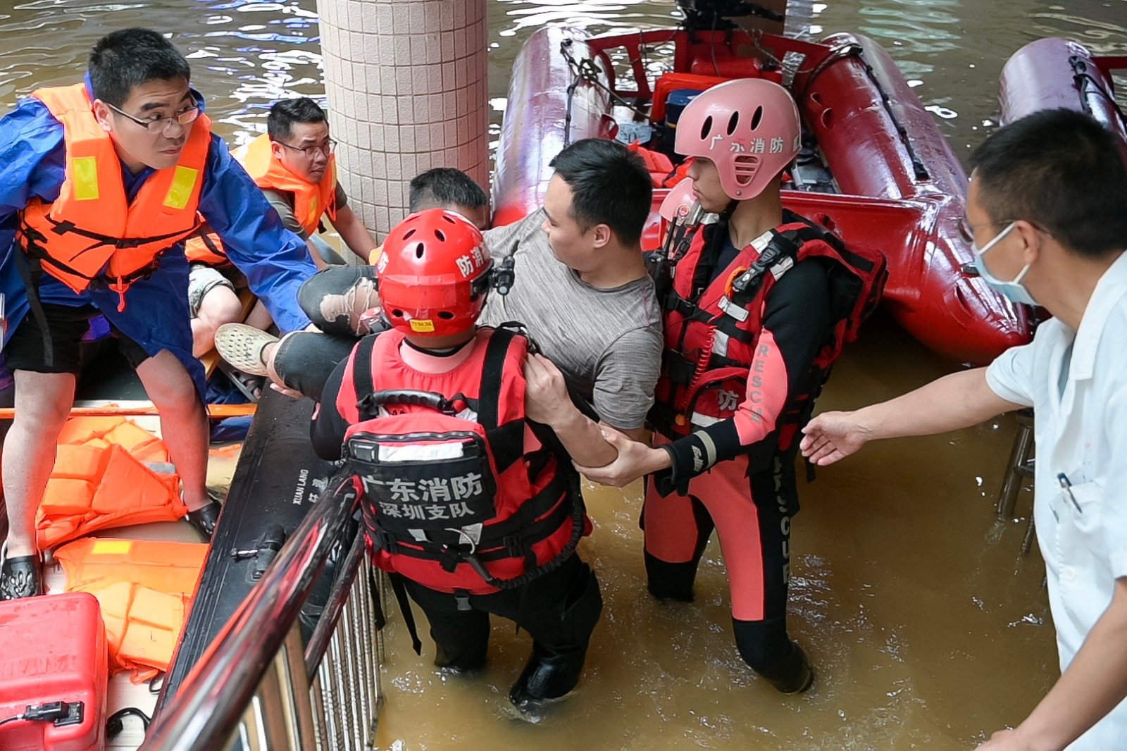 在广东省清远市英德市，救援人员周一将一名受伤居民转移至浛洸镇医院。（图取自中新社）