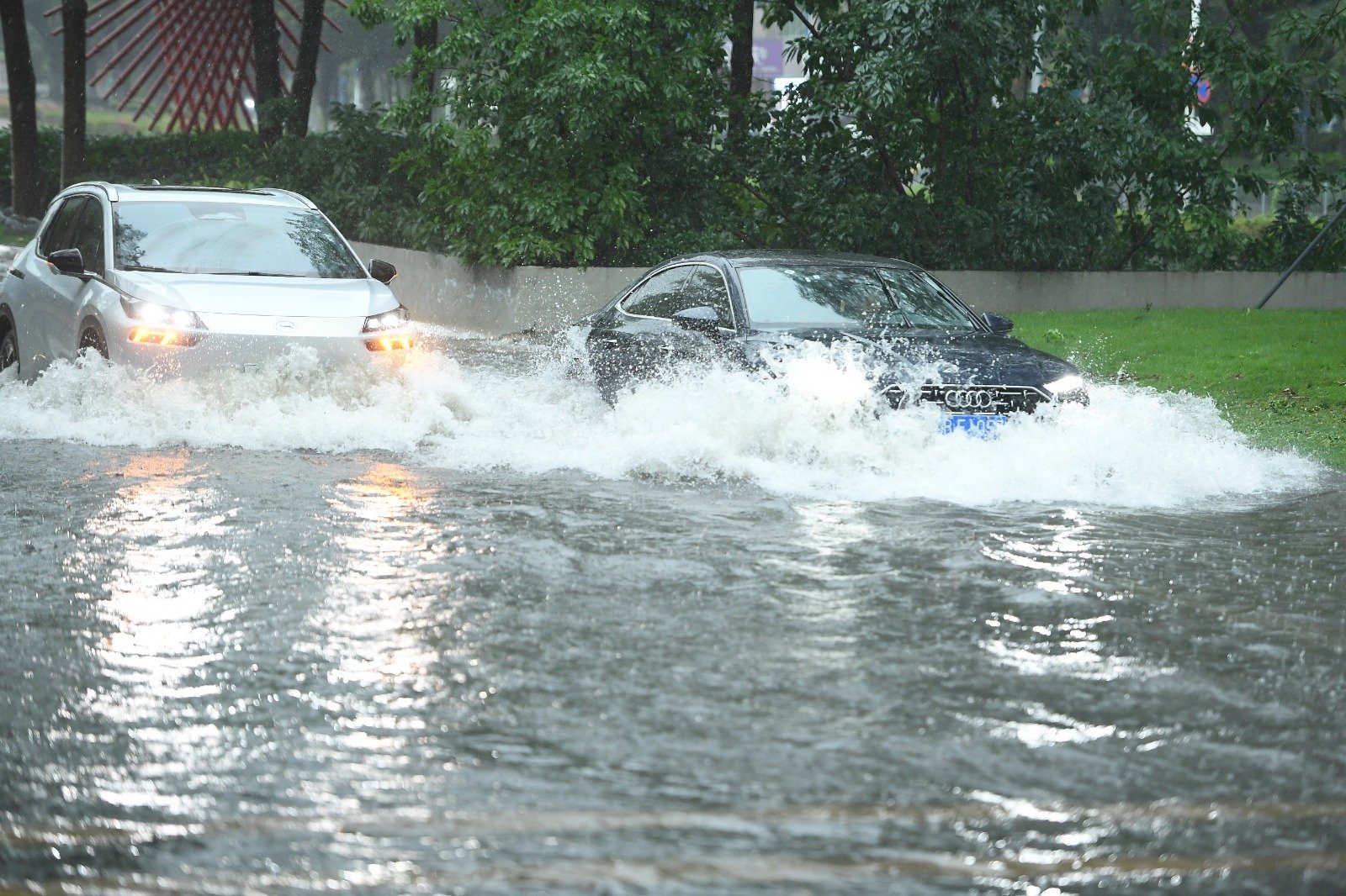 深圳市气象台周二发布暴雨红色预警信号，全市进入暴雨紧急防御状态。深圳部分低洼路段积水，出行市民以及城市交通受到一定影响。（图取自中新社）