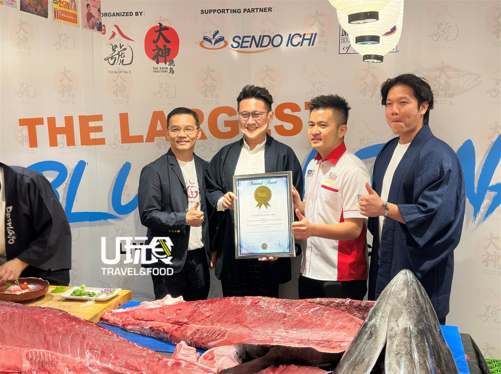 马来西亚纪录大全营销与活动副总经理黄程运颁发“最重蓝鳍金枪鱼现场切割活动”奖状，给予两家公司代表。