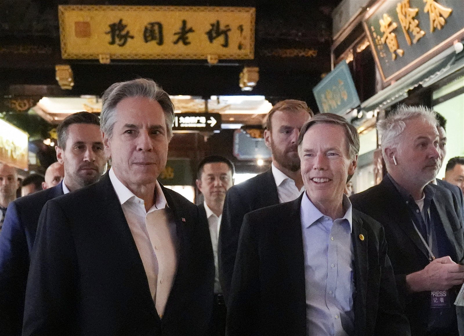 布林肯（左）周三晚在美国驻华大使伯恩斯（右2）的陪同下，参观上海豫园。（图取自法新社）
