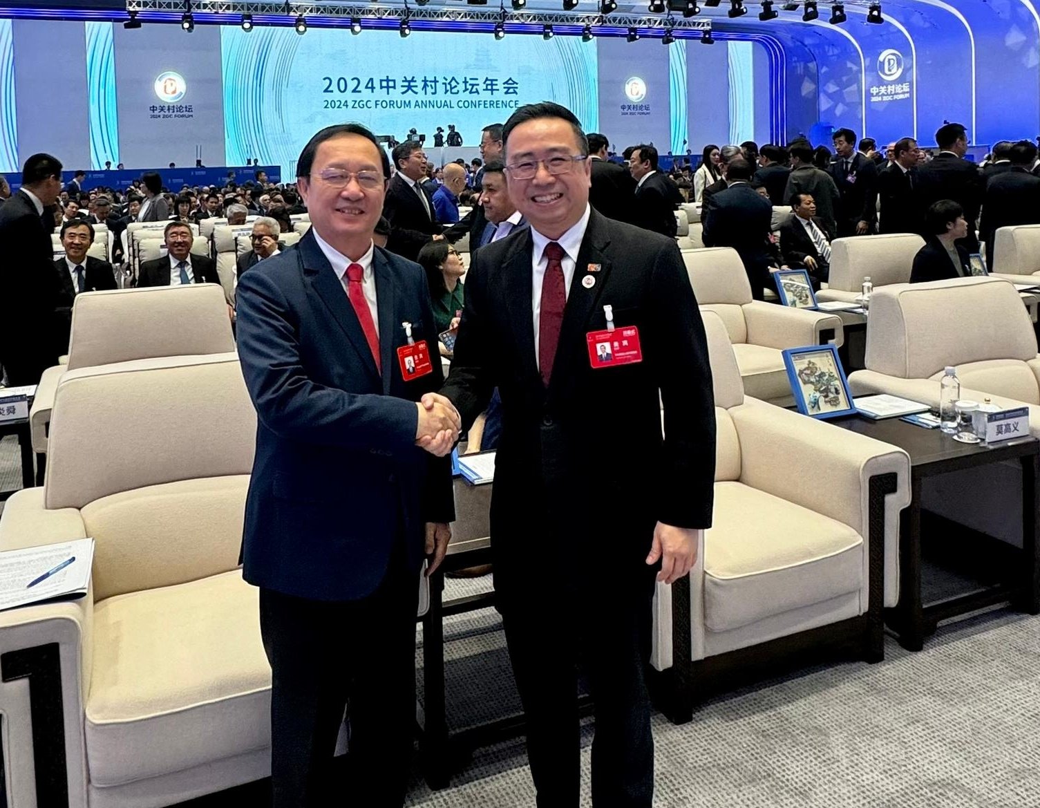 马来西亚科艺部长郑立慷（右）与越南科技部部长黄清达相见欢，希望两国未来在科技发展上有合作机会。