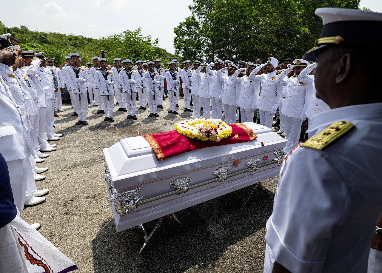 海军部队向西华苏旦少校遗体行最后敬礼。