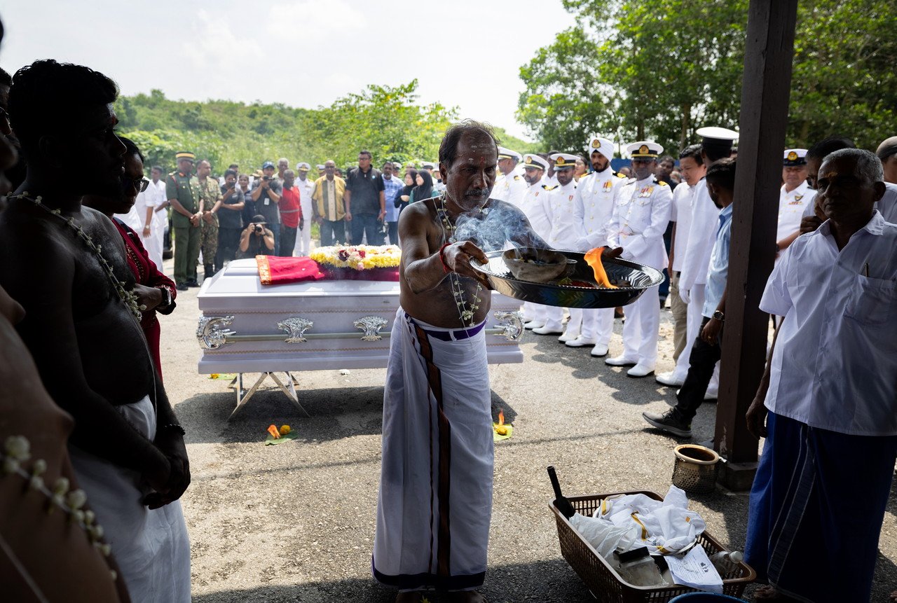父亲丹嘉班在儿子遗体火化仪式前进行最后的宗教仪式。