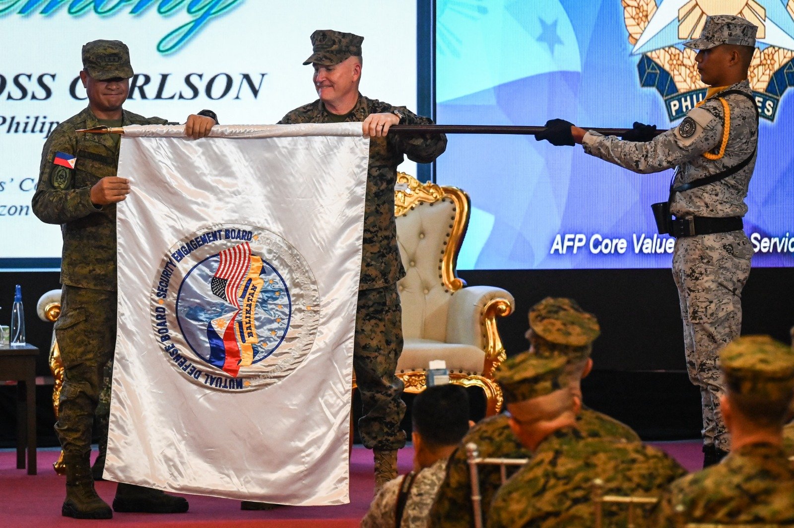 美国和菲律宾周一开始举行历来最大规模的“肩并肩”联合军演。图为周一在马尼拉举行的开幕仪式。（图取自法新社）