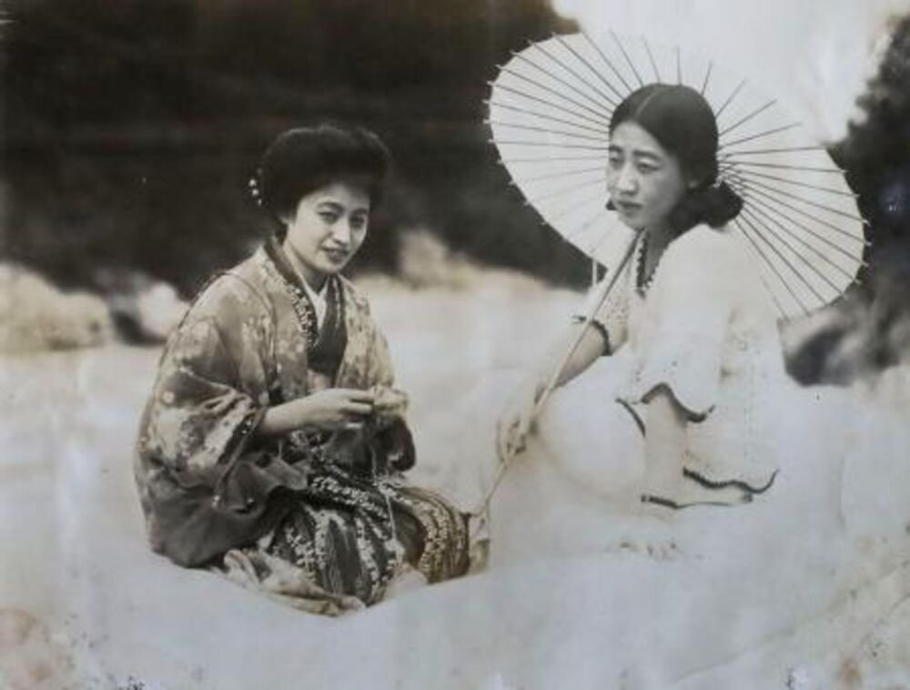 照片中留著长发的少女川岛芳子，撑著伞，与另一名女子合照。（图取自网络）