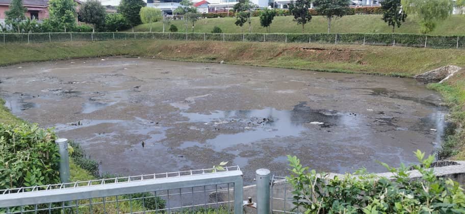 大古来花园第二期蓄水池的污染问题，至今仍未获得解决，湖面飘著厚厚的油渍。