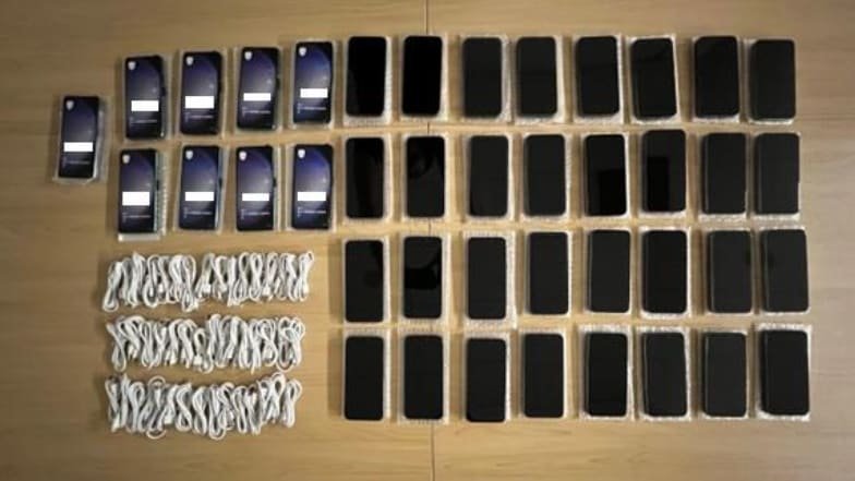 警方也起获多部冒牌手机和配件作为证物。（图：新加坡警察部队）