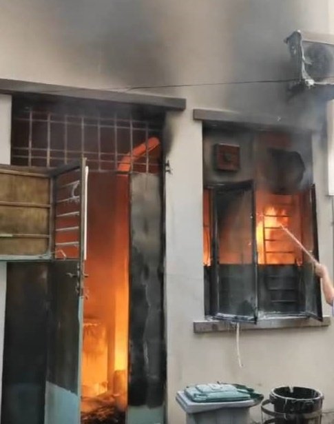 疑煤气泄漏，古来优美城一所民宅周日早上发生火患，造成一名60馀岁华裔男子被灼伤入院。（大古来志愿消防队提供）