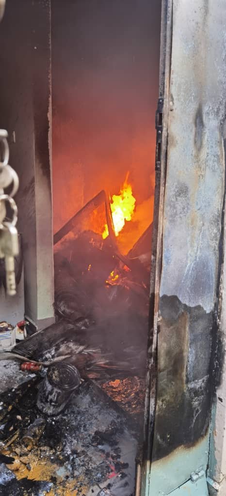 火势造成该民宅厨房几乎被烧毁。（大古来志愿消防队提供）