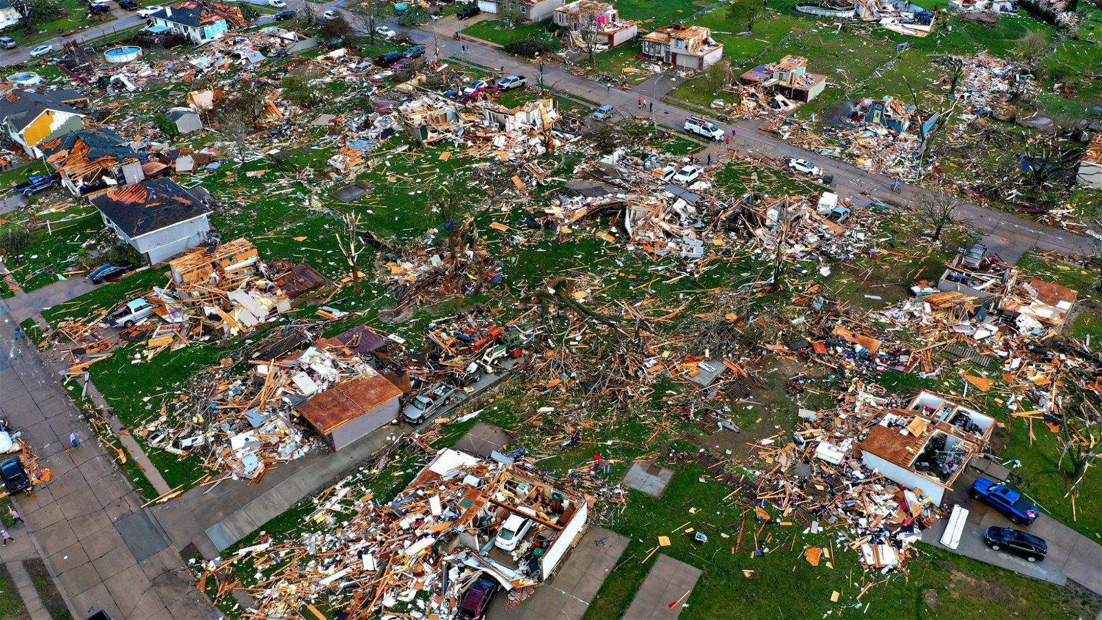 内布拉斯加州奥马哈市郊区埃尔克霍恩，周五遭到龙卷风吹袭，大量房子被夷为平地。（图取自推特）