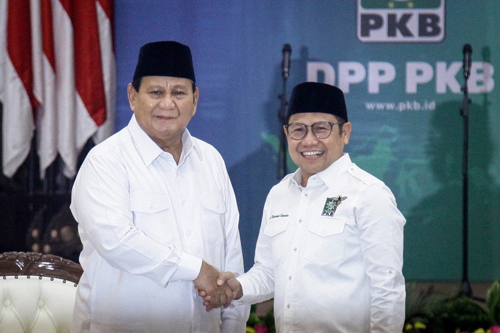 印尼准总统普拉博沃（左）周三与前副总统候选人、民族觉醒党（PKB）主席穆海明在雅加达握手。（图取自法新社）