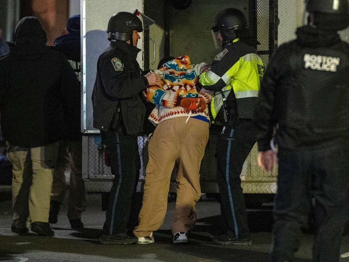 4月25日在马萨诸塞州波士顿，在清理艾默生学院巴勒斯坦抗议营地时，警方逮捕了示威学生。 据波士顿警方称，在驱散营地时，有108人被捕，4名警察受伤。（图取自法新社）