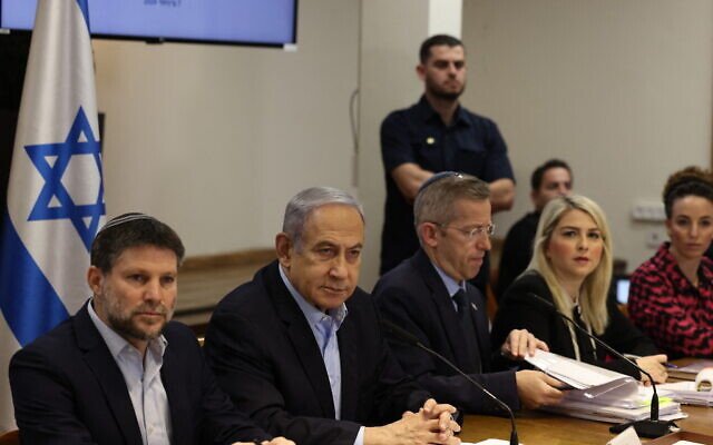 以色列总理内塔尼亚胡（左2）于1月7日在特拉维夫国防部主持每周的内阁会议。（法新社档案照）
