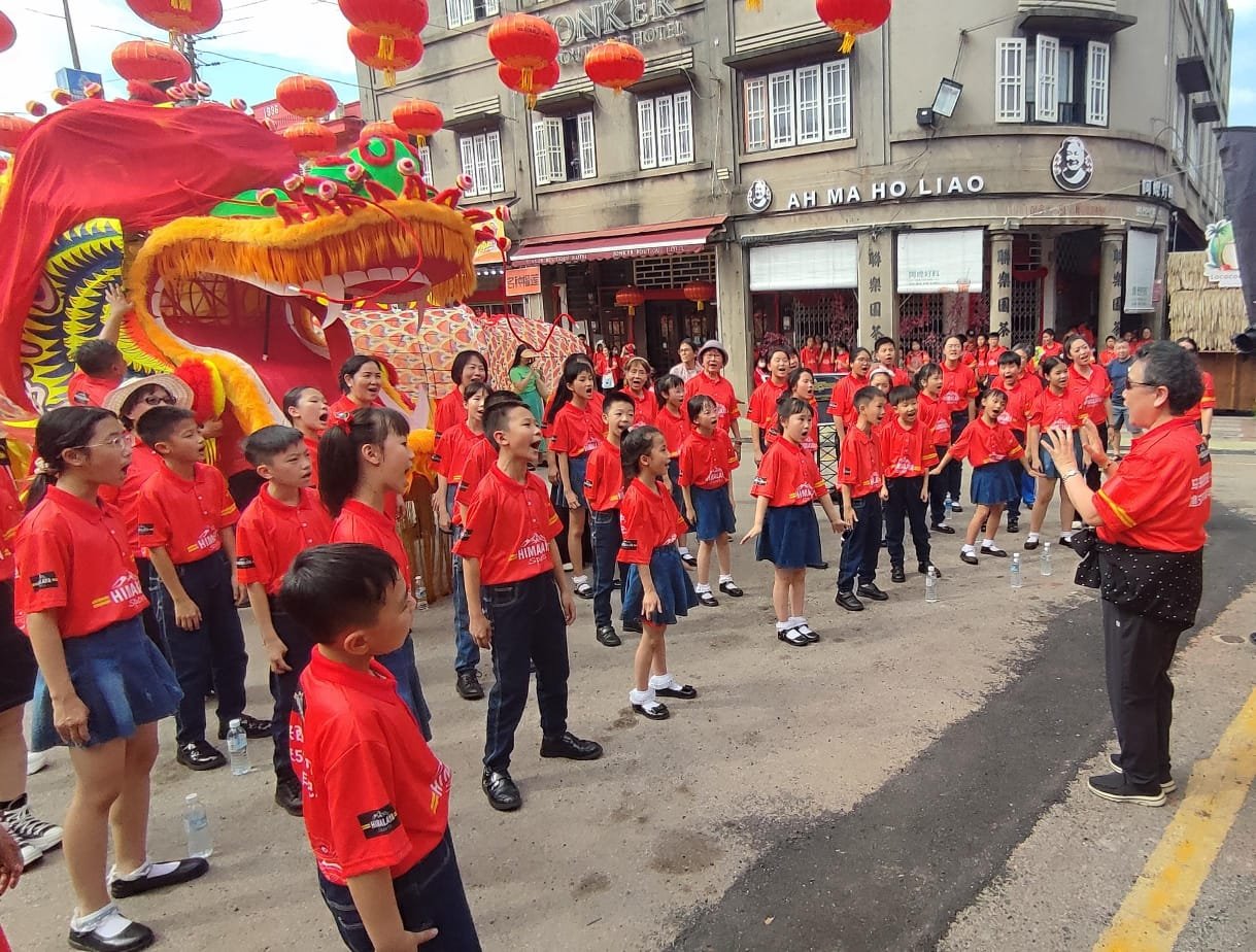 来自中国的合唱团在鸡场街呈现表演。