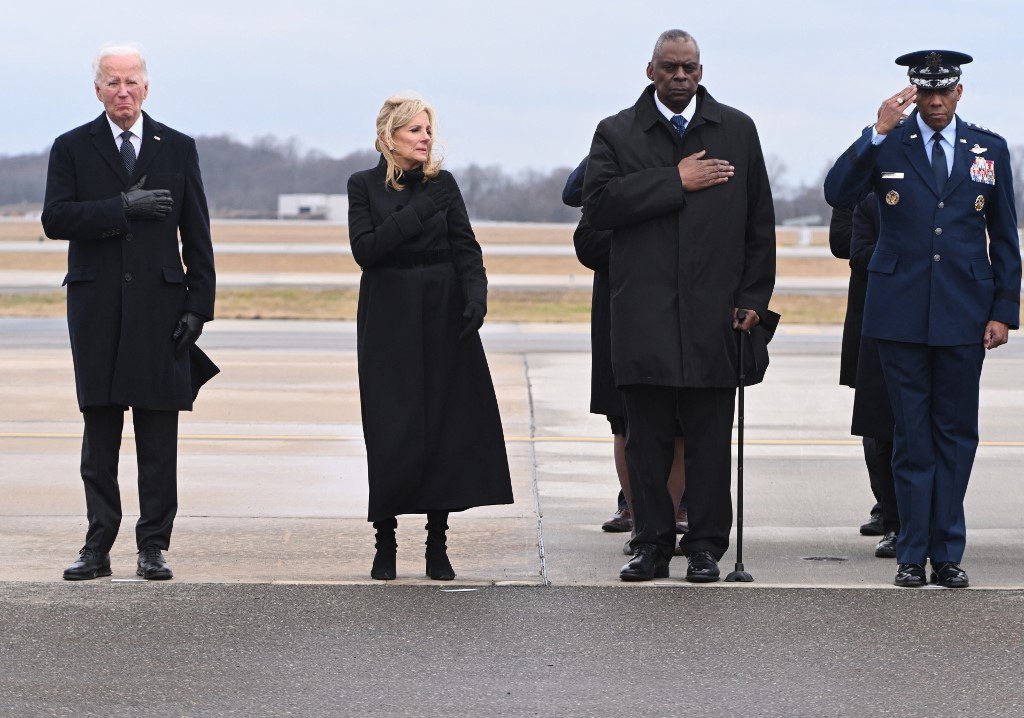 美国总统拜登（左起）、第一夫人吉尔、国防部长奥斯汀和参谋长联席会议主席布朗出席了3名殉职士兵遗骸的庄严转移仪式。（图取自法新社）
