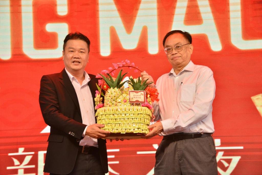 郭富广（左）在雪隆中文报媒体协会举办的新春之夜上，颁发纪念品给方贵伦（右）。