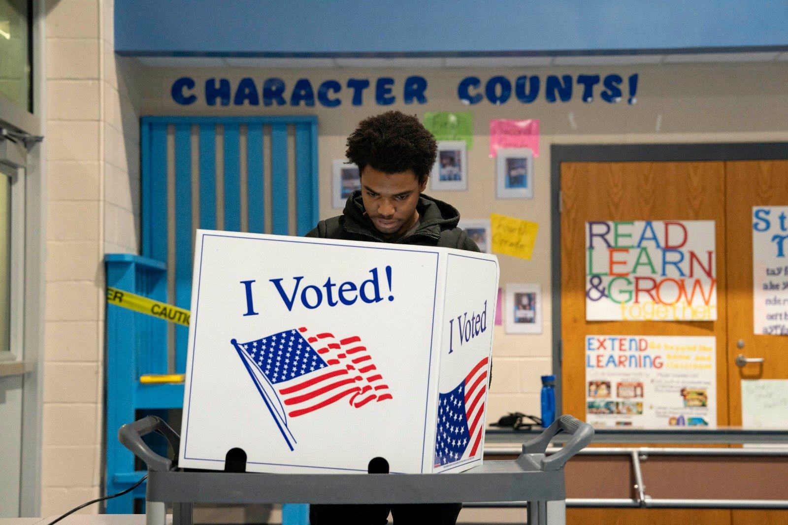 在南卡罗来纳州西哥伦比亚市的一个投票站，一个黑人选民当地时间周六（3日）在民主党总统初选中投票。（图取自法新社）
