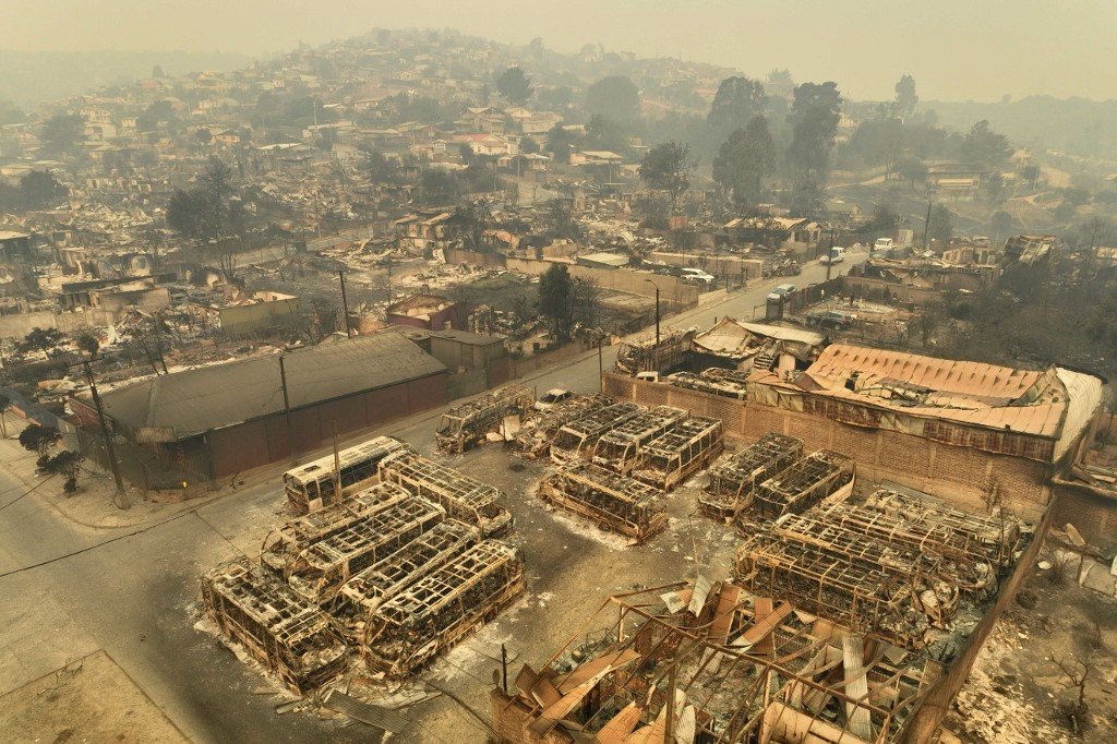 智利“花园城”比尼亚德尔马的山坡上，数以百计的房屋都被烧成废墟。（图取自法新社）。