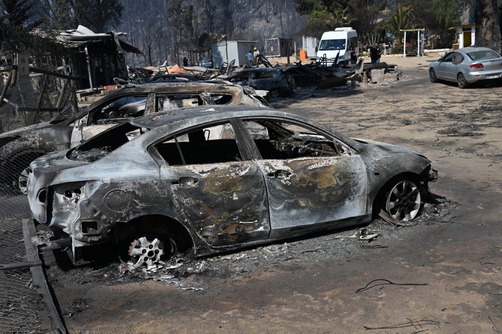 智利野火造成“前所未有的灾难”，图为比尼亚德尔马车辆被烧毁的景象。（图取自法新社）