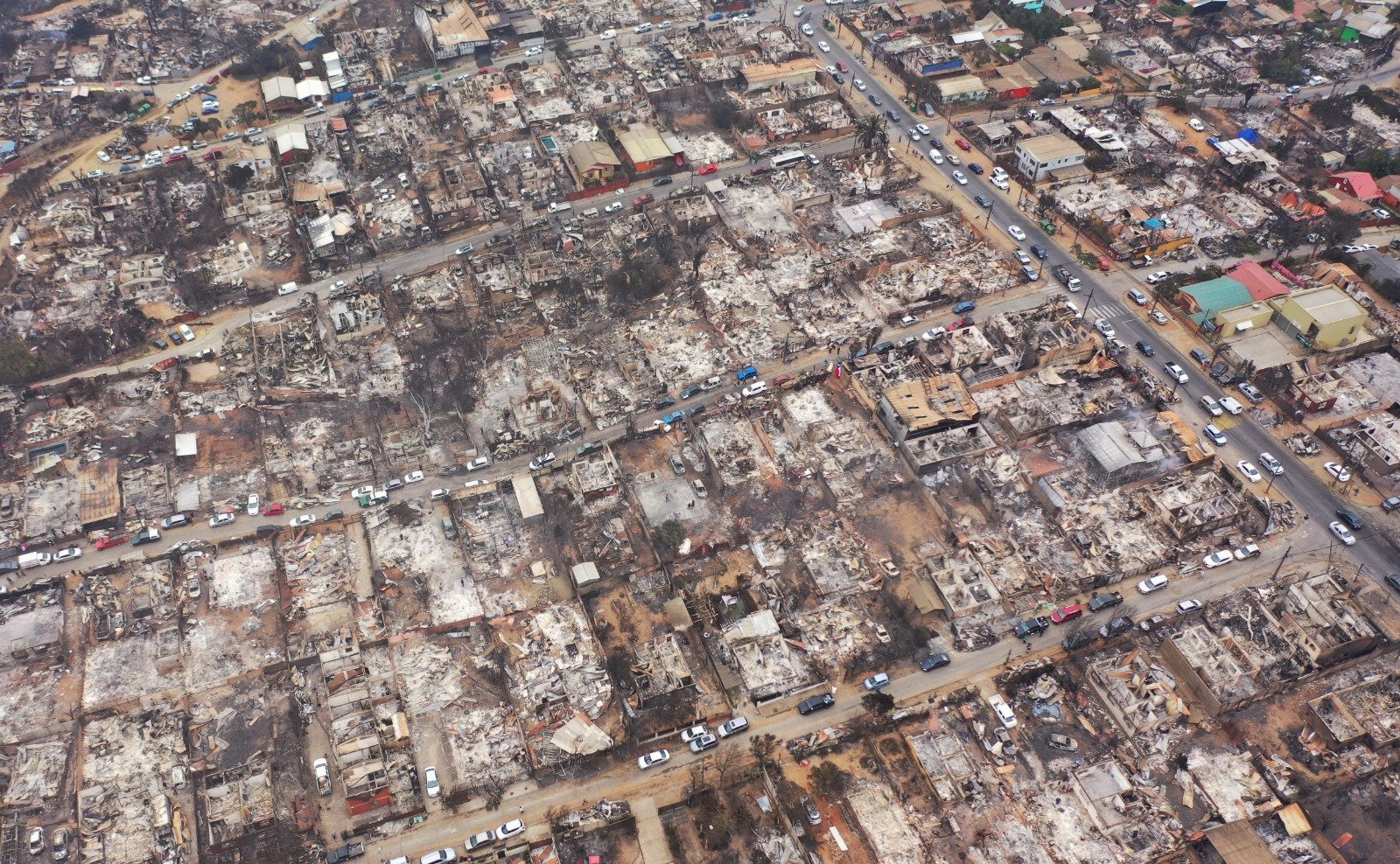 智利比尼亚德尔马基尔普埃森林火灾后，周日拍摄被烧毁房屋的鸟瞰图。（图取自法新社）