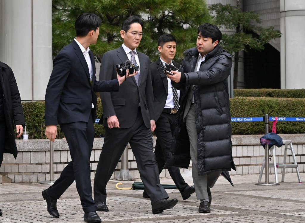 三星电子电子会长李在镕离开首尔中央地方法院时面对媒体的追问，全程不发一语。（图取自法新社）