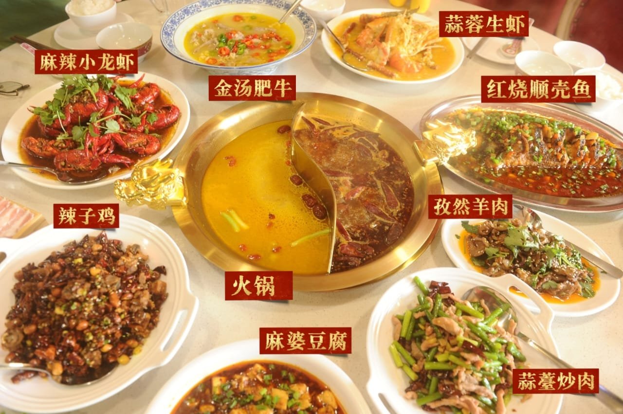 团圆饭是华人过农历新年时最在乎的仪式感，有人爱大鱼大肉，也有人爱围炉吃火锅，但最重要的仍然是一家人齐齐整整。