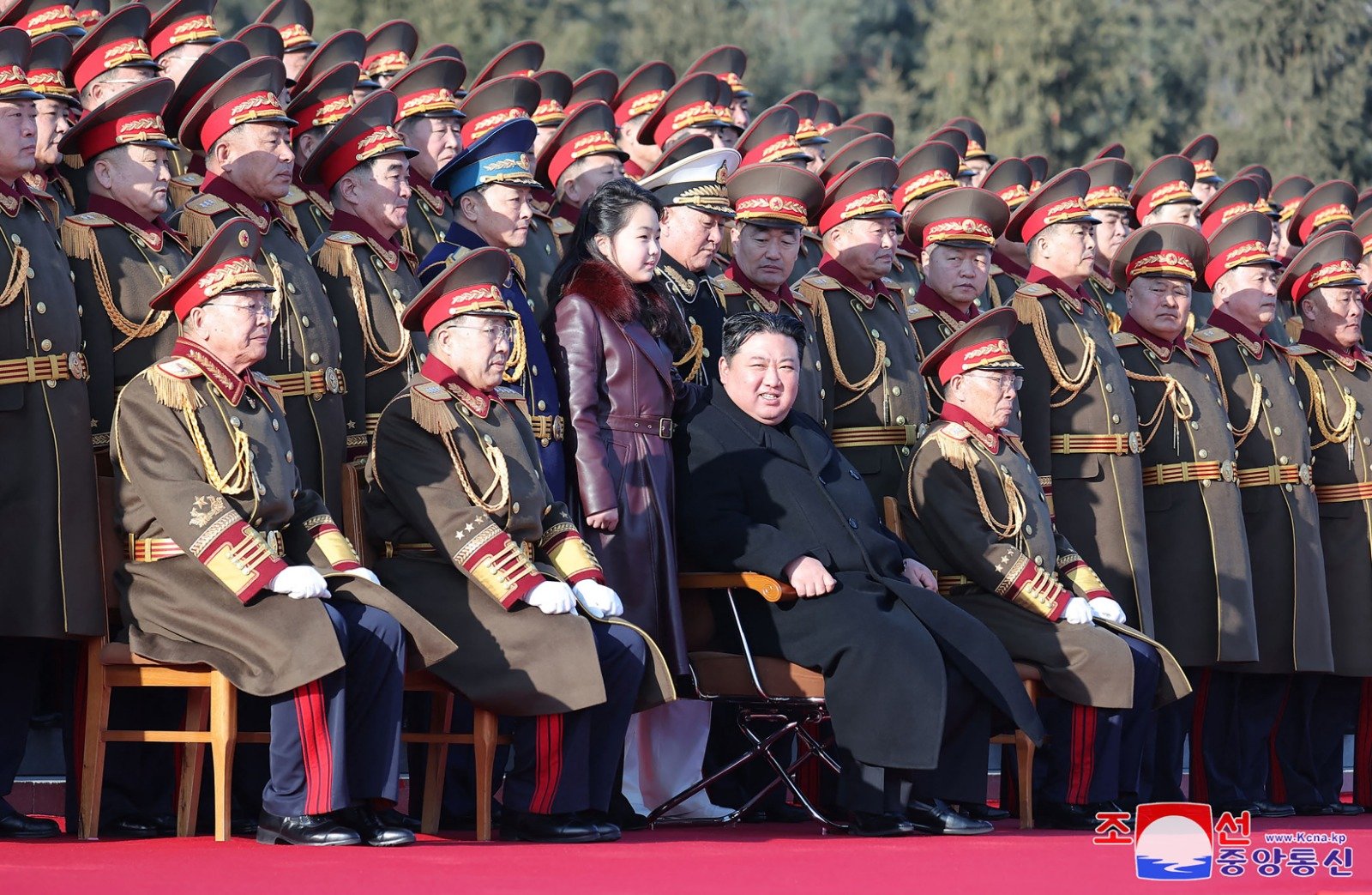 朝鲜官媒周五发布照片前一天拍摄的照片，最高领导人金正恩携女儿金主爱访问国防部，庆贺建军节的到来。（图取自朝中社/法新社）