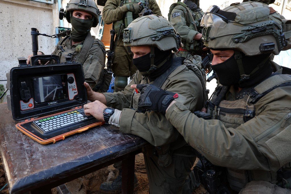 以色列士兵展示隧道内的摄影机控制萤幕。（图取自法新社）