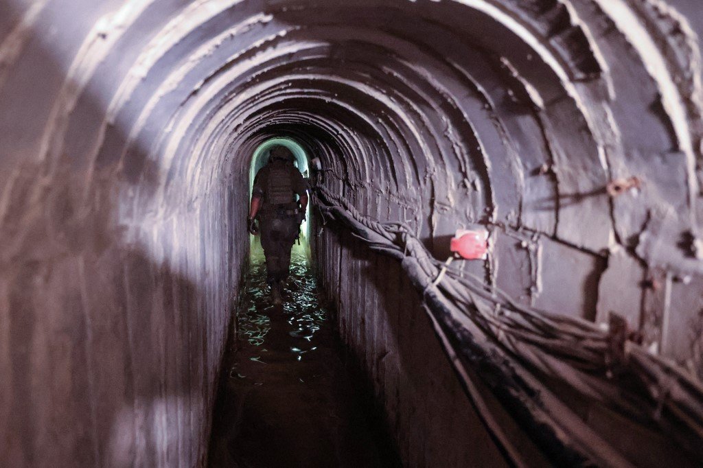 以色列军方周四带领记者进入闷热、狭窄、时而蜿蜒的隧道。（图取自法新社）