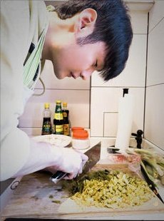 杨丞琳也晒出老公李荣浩下厨料理的浪漫视角。
