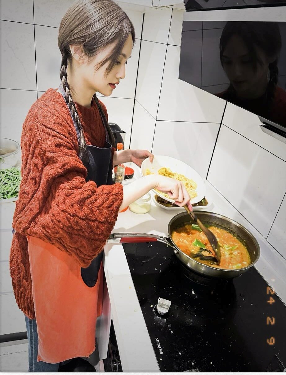 李荣浩以老公视角为杨丞琳拍了不少美美的下厨照。