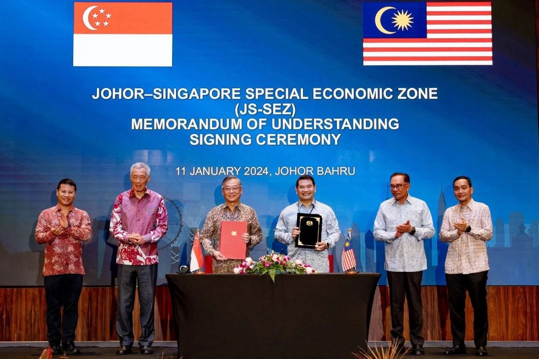 新加坡贸工部长颜金勇（左3起）和经济部长拉菲兹在马新两国领导人见证下，今年1月11日签署柔新经济特区谅解备忘录。