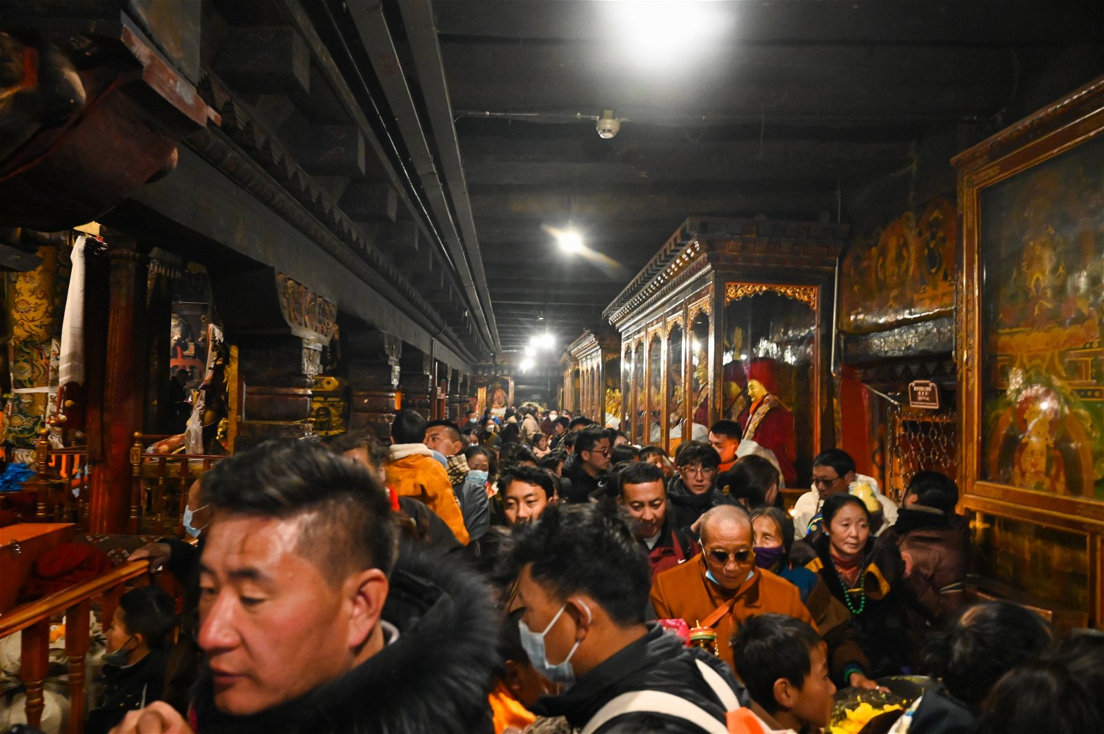 藏历新年恰逢与春节同日，西藏迎来了双倍的热闹年味。图为大年初一的拉萨，大昭寺内拥挤的游客信众。（图取自中新社）