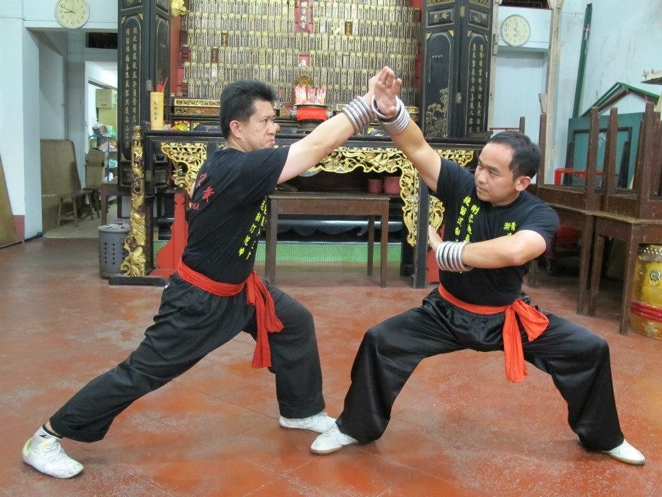 魏昌祺（左）与师兄练拳。（照片由受访者提供）