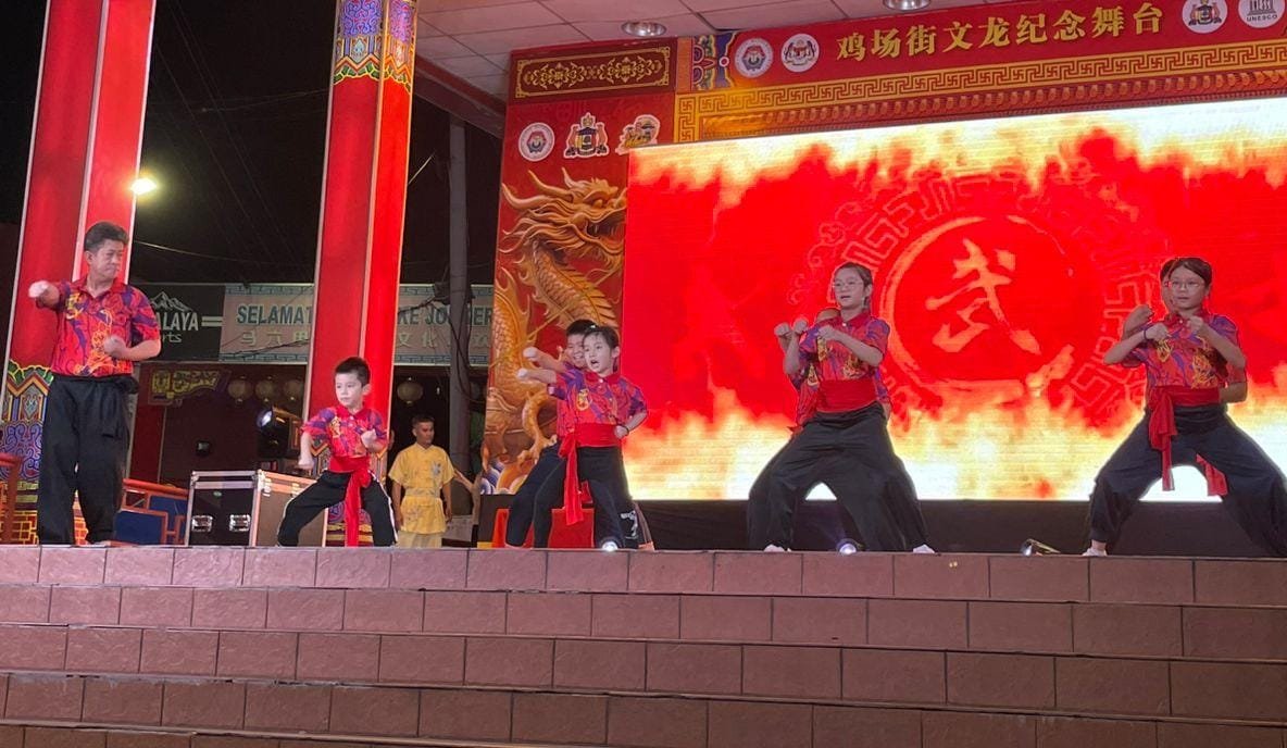 魏昌祺（左）早前率领青少年在舞台上展示洪拳。