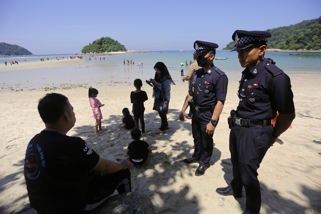 政府各部门派员驻守海滩，以确保访客的安全。