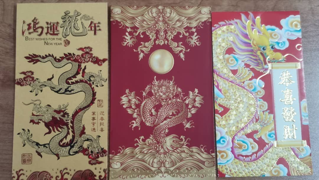 2012年（左1起）和2024年龙年红包封（左3）在颜色使用与设计更有创意，极具美感。