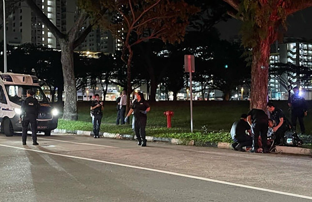 新加坡警方及民防部队接获通报后到场。