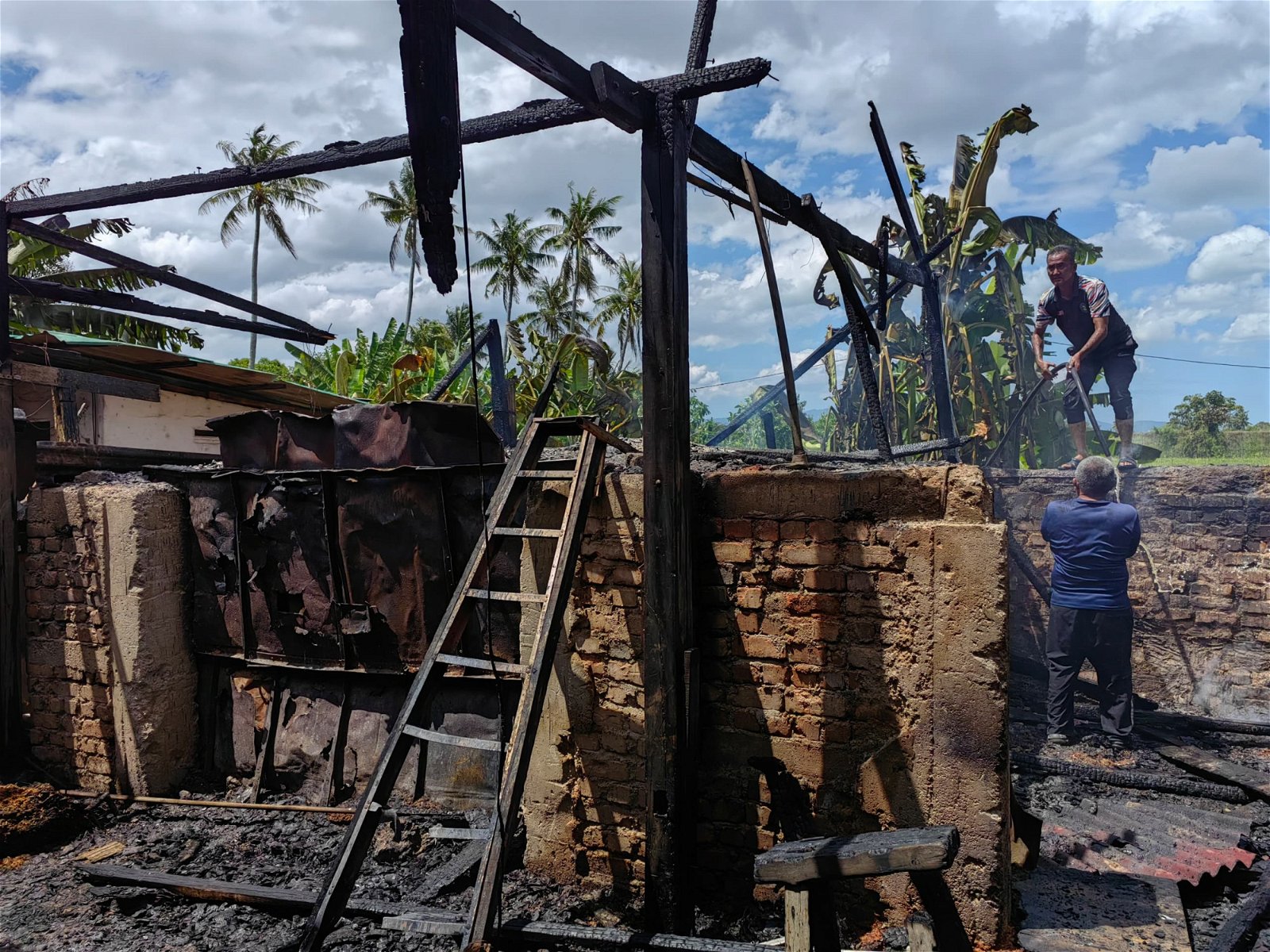 位于甲抛峇底的木制仓库，90%被烧毁，形成废墟。