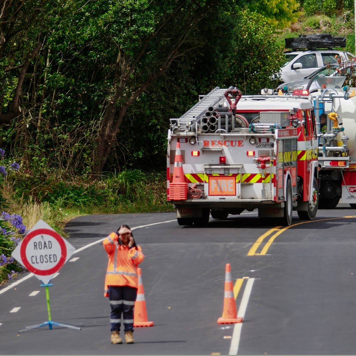 纽西兰基督城南郊一处山区周三下午发生山火。当局出动多辆消防车、以及十多架直升机和飞机参与扑救。（图取自基督城市政会面子书）