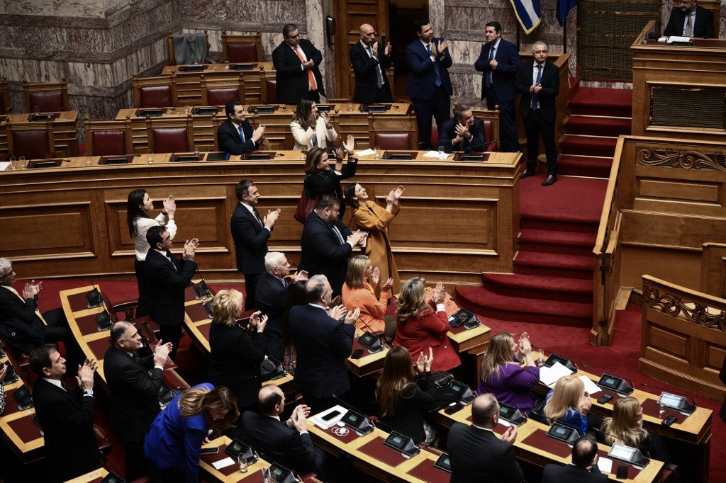 希腊政府成员在雅典议会就同性婚姻进行投票时鼓掌。（图取自法新社）