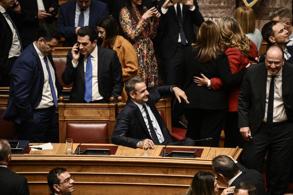 希腊总理米佐塔基斯（中）当地时间周四出席雅典议会同性婚姻及同婚家庭收养合法化法案投票。（图取自法新社）