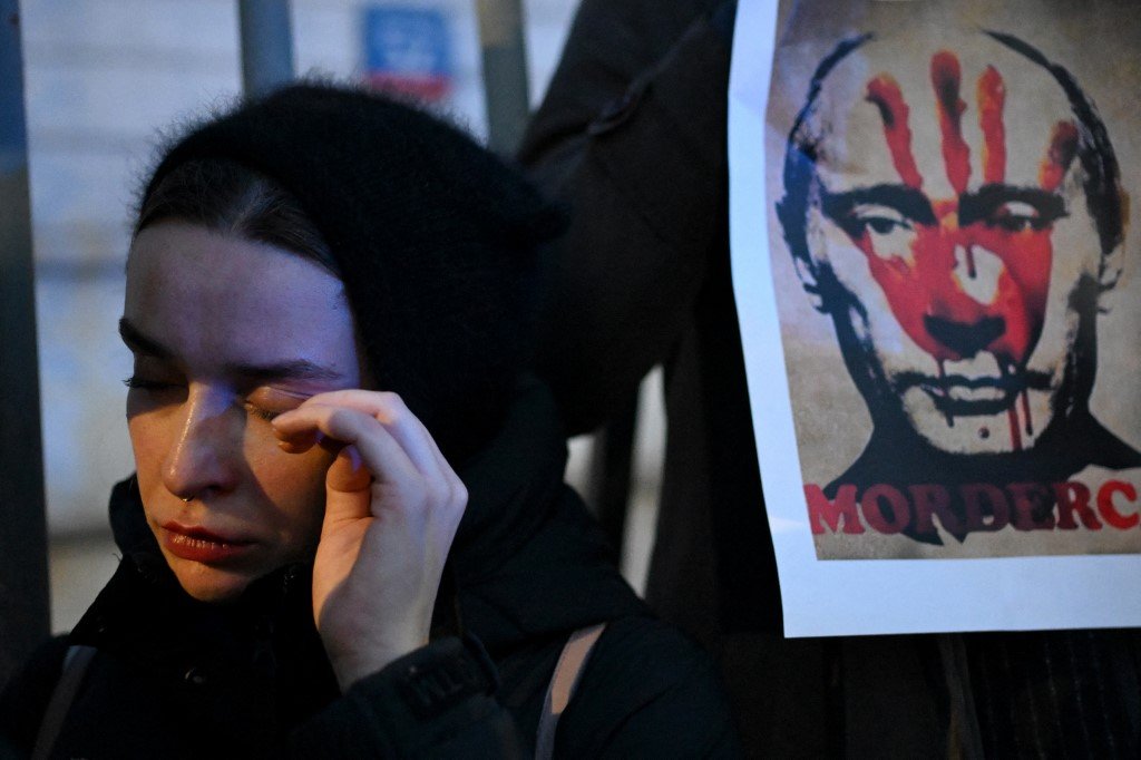 在纳瓦尔尼去世的消息公布后，民众在俄罗斯驻华沙大使馆前举行集会悼念，并将矛头指向俄罗斯总统普京，指普京须对纳瓦尔尼之死负责。（图取自法新社）