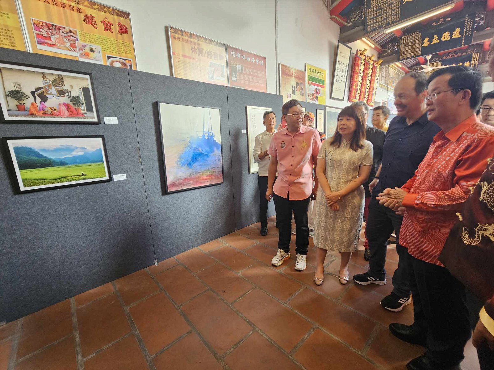 曹观友等人，一同参观艺术展的展示作品。