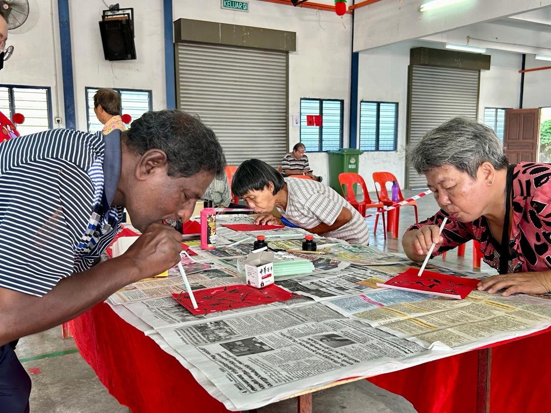 印裔安哥和华裔安娣齐齐参与“吹梅”活动。
