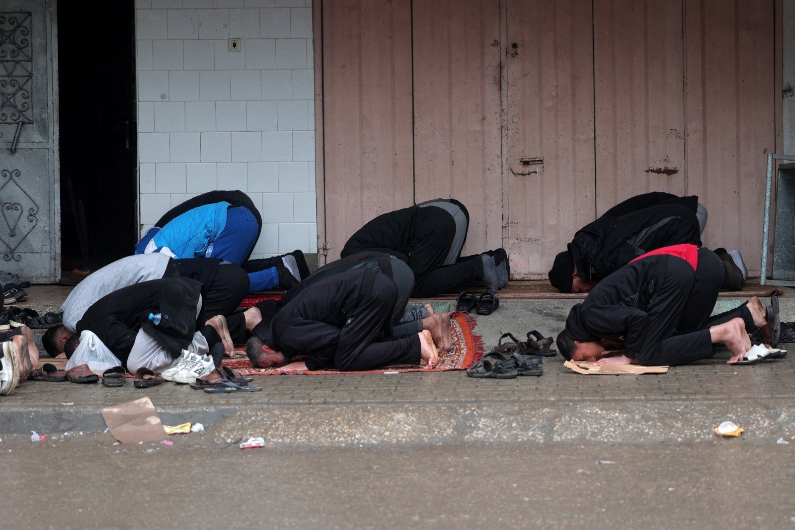 寻求庇护的巴勒斯坦人周日在拉法祈祷。（图取自法新社）